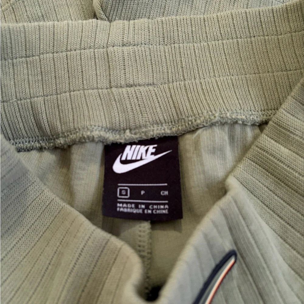Nike Sportswear Women's Ribbed Fleece Shorts Olive Green Size Small - Picture 6 of 6